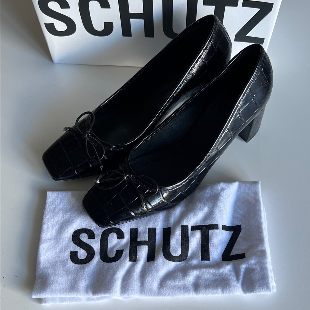 Schutz Arissa Size 7.5B Crocodile-Embossed black Leather Pumps